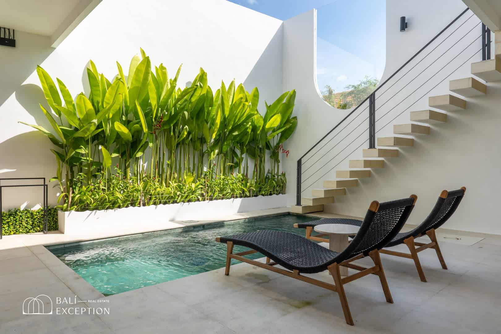 FULLY FURNISHED 3 BEDROOM VILLA WITH TERRACE FOR SALE LEASEHOLD IN TUMBAK BAYUH BE-973 